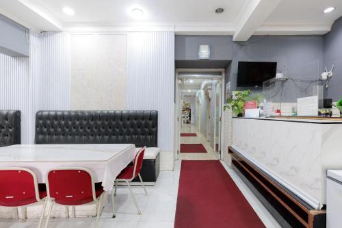RedDoorz Plus @ Guntur Raya Setiabudi