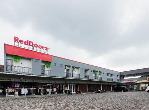 RedDoorz Plus Ciapus Bogor in Cimanglid