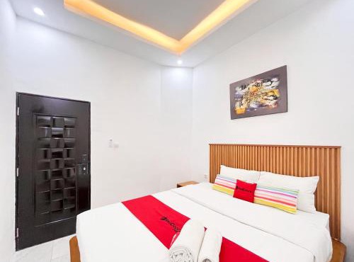 RedDoorz near Alun Alun Tanjunganom Nganjuk 2