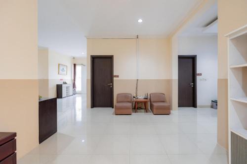 RedDoorz near Siloam Karawaci 3 in Tangerang