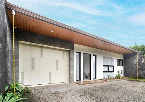 Villa in Bandung with Swimming Pool, Netflix & BBQ