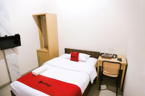 RedDoorz Syariah near Exit Toll Subang in Subang