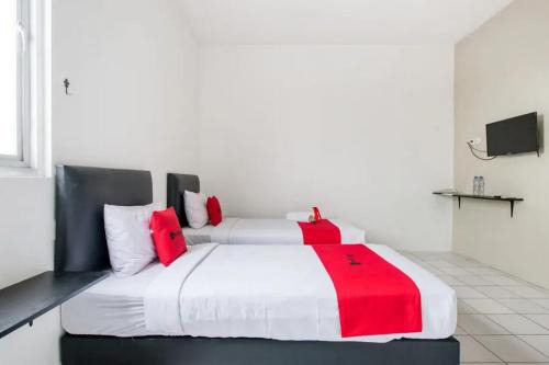 RedDoorz Plus near Galaxy Mall
