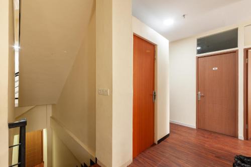 Urbanview Hotel Ellegan Residence Alam Sutera Serpong in Kampungklapa