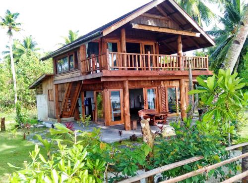 Mentawai Balcony - Beachfront family surf resort with stunning ocean views in Masokut