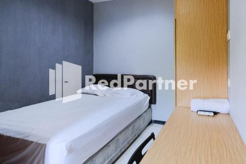 Dea Homestay Syariah at Kertomenanggal Surabaya Mitra RedDoorz in Siwalapkerto
