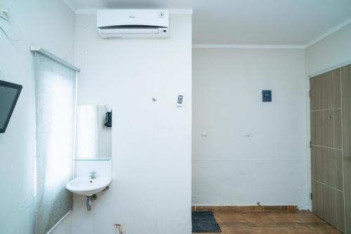 77 Guest House Serpong Mitra RedDoorz in Jakarta