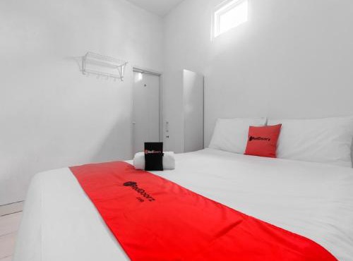 RedDoorz Plus near Taman Rasuna Menteng