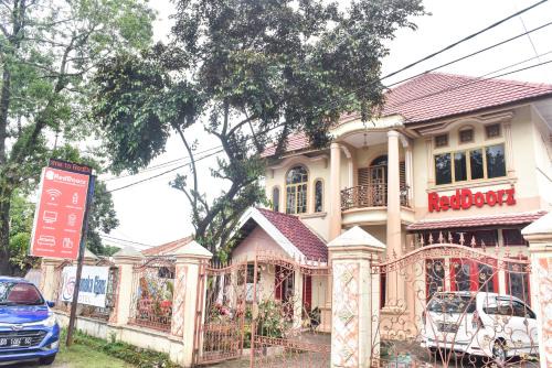 RedDoorz near Sultan Hasanuddin Airport 2 Makassar in Makassar